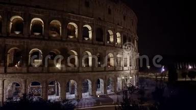 从左到右<strong>实时</strong>拍摄罗马竞技场附近的夜间<strong>交通</strong>。 竞技场也被称为弗拉维安